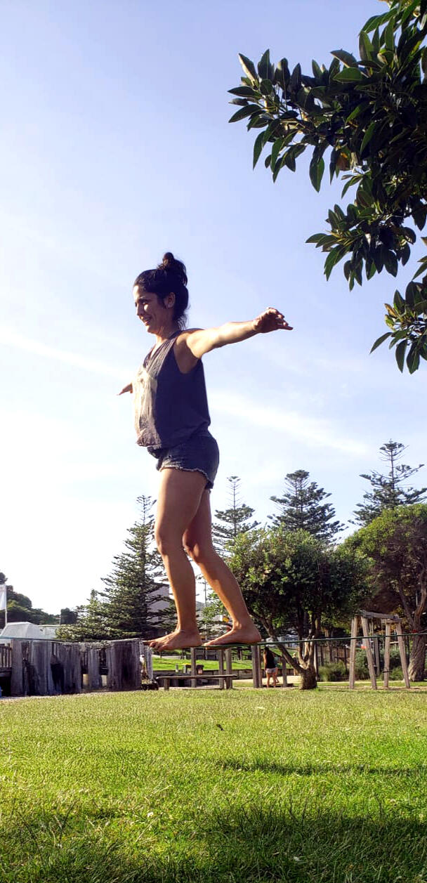 Equilibrio y dirección consciente en tu proceso Flor caminando en equilibrio sobre un elástico, simbolizando el proceso de encontrar balance y dirección consciente en la vida – Espacio Medrar